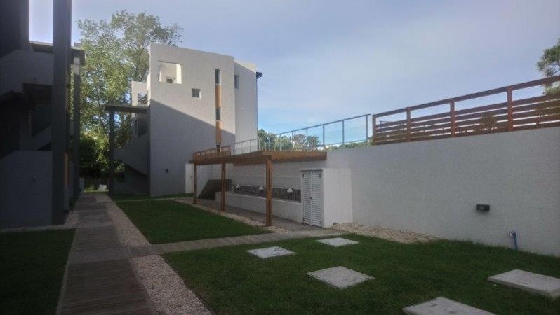 DEPARTAMENTO EN VENTA EN PINAMAR ZONA SUR TRES AMBIENTES CON GAS NATURAL LOSA RADIANTE .