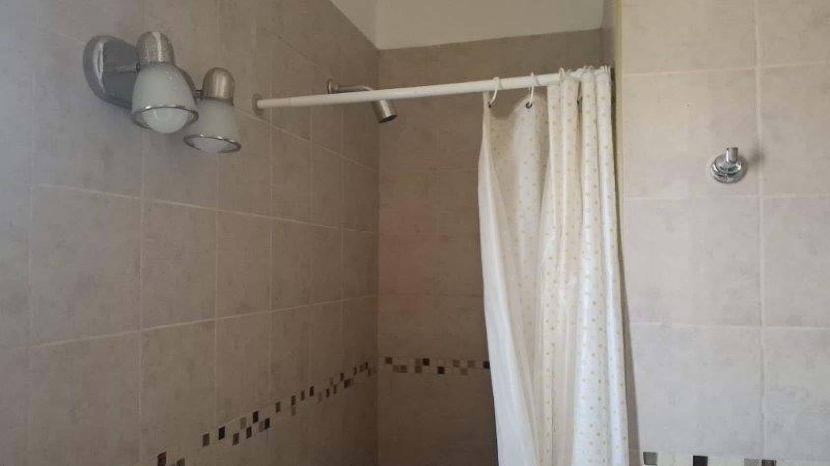 CASA EN ZONA NORTE A MTS BALNEARIO CR SOLO A GRUPO FAMILIAR